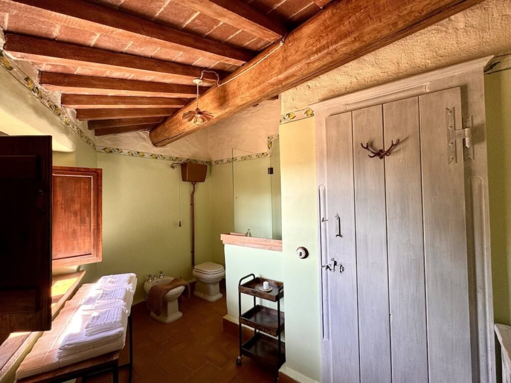Camera da letto con vano porta nell'appartamento La carta, Borgo Braila, Umbria