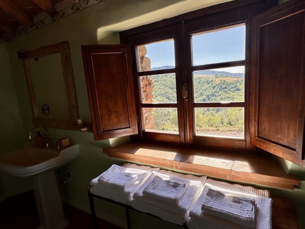 Bagno con lavabo e finestra nell'appartamento La carta, Borgo Braila, Umbria