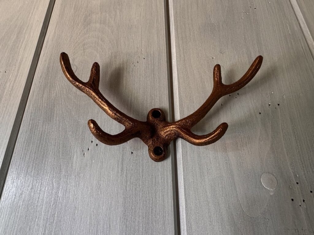 Decorazione con corna su una porta nell'appartamento La carta, Borgo Braila, Umbria