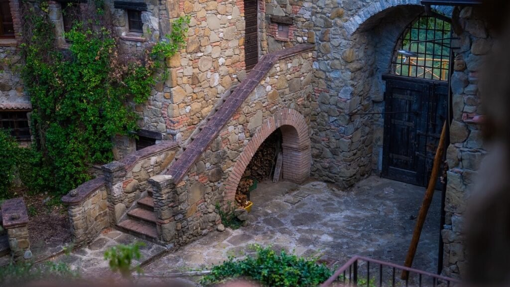 Scalinata e vicolo del borgo nell'appartamento La carta, Borgo Braila, Umbria