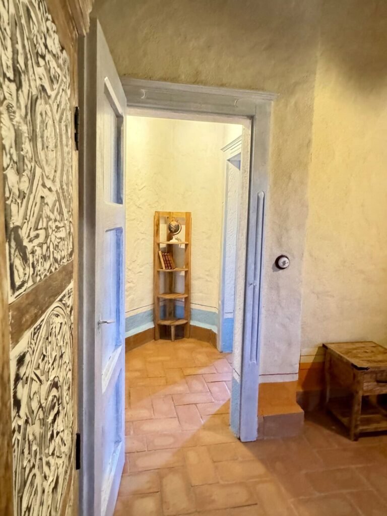 Corridoio con vano porta nell'appartamento La carta, Borgo Braila, Umbria