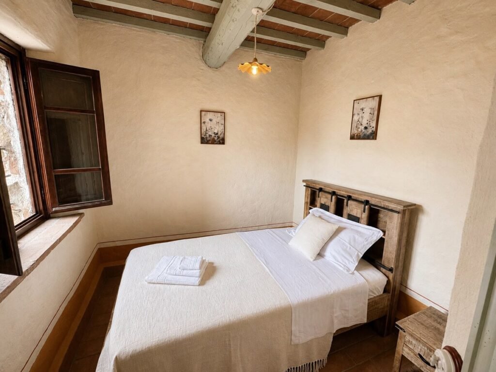 Camera da letto con letto matrimoniale nell'appartamento Il ponente, Borgo Braila, Umbria