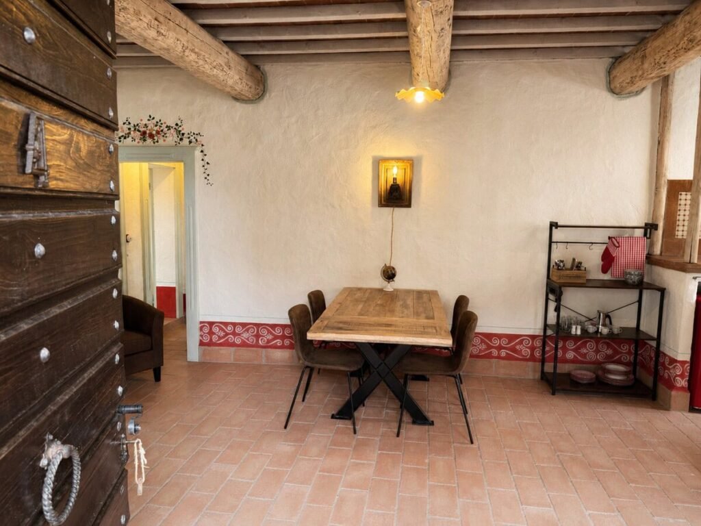 Soggiorno con credenza in legno e zona pranzo nell'appartamento Il ponente, Borgo Braila, Umbria