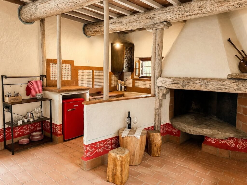 Soggiorno con camino e angolo cottura nell'appartamento Il ponente, Borgo Braila, Umbria