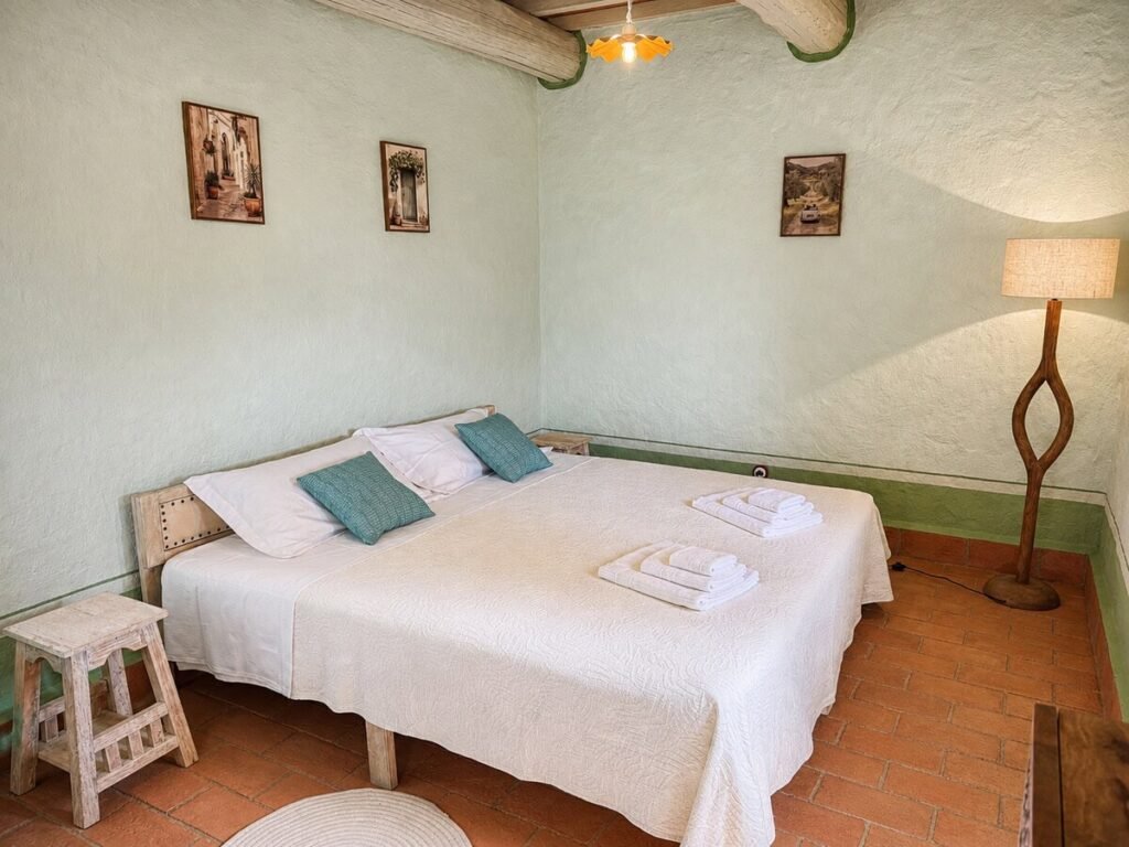 Camera da letto con letto matrimoniale nell'appartamento Il ponente, Borgo Braila, Umbria