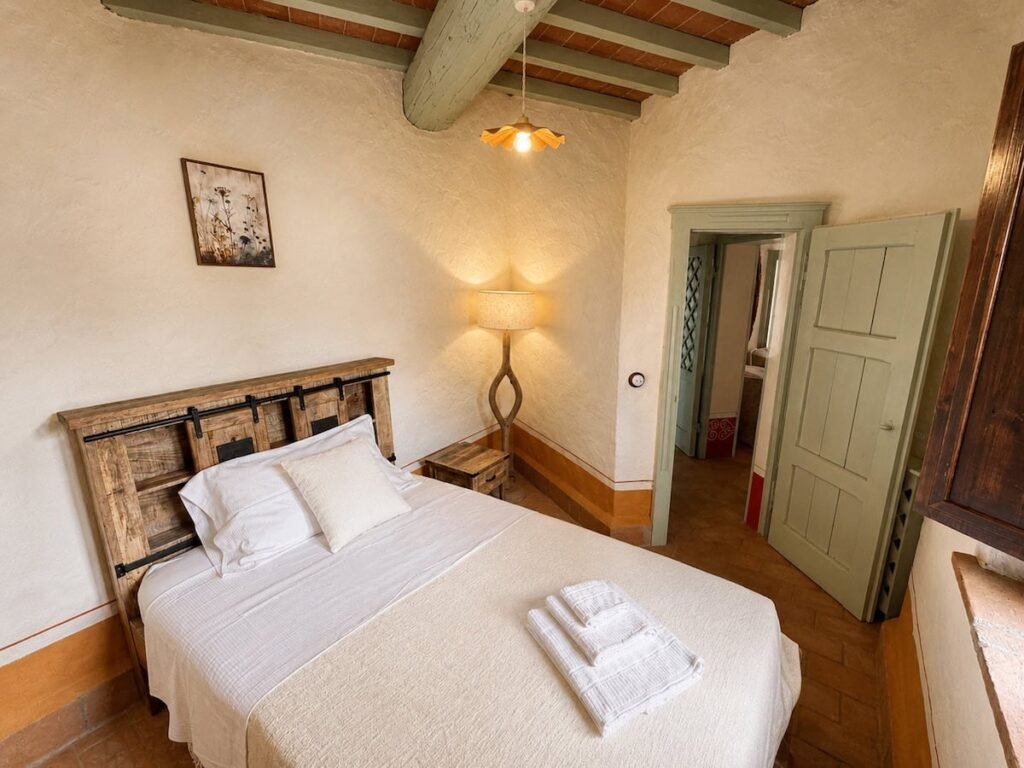 Camera da letto con letto matrimoniale nell'appartamento Il ponente, Borgo Braila, Umbria