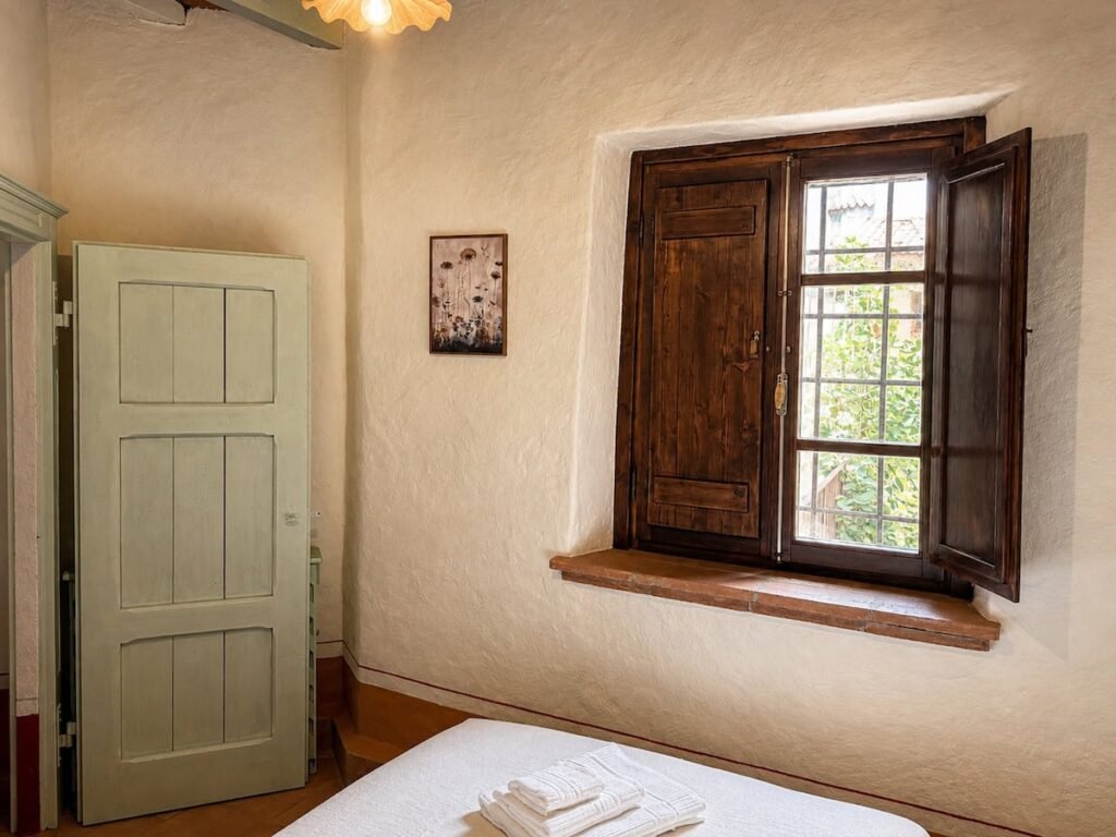 Camera da letto con letto e vano porta nell'appartamento Il ponente, Borgo Braila, Umbria