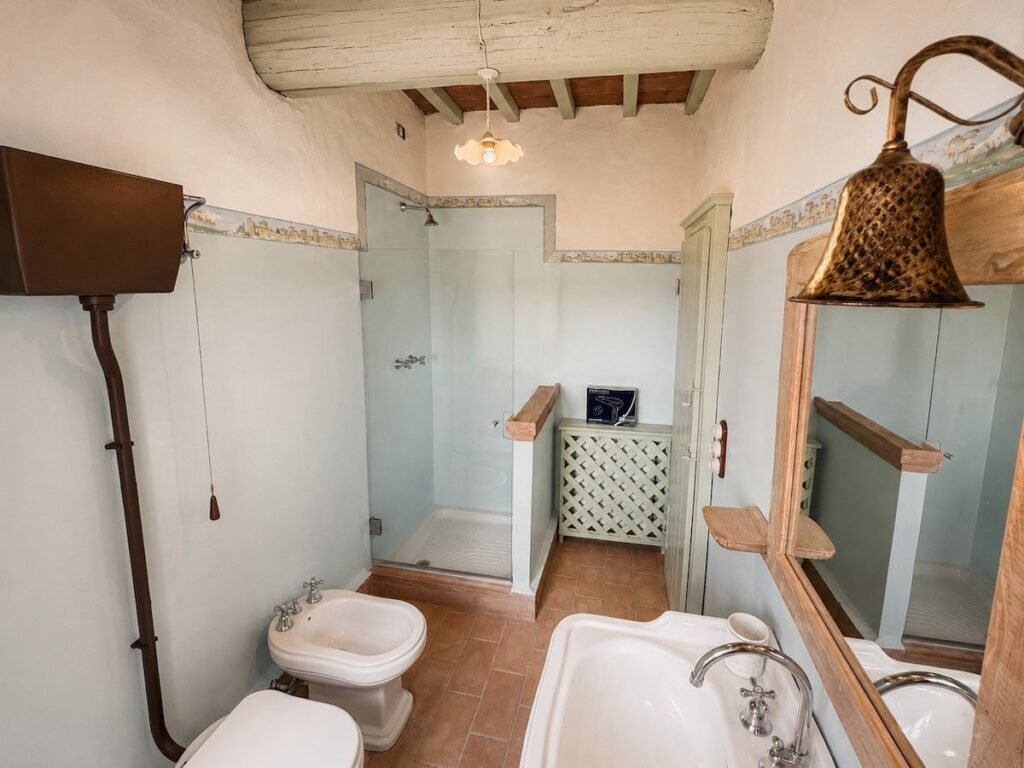 Bagno con bidet e specchio nell'appartamento Il ponente, Borgo Braila, Umbria
