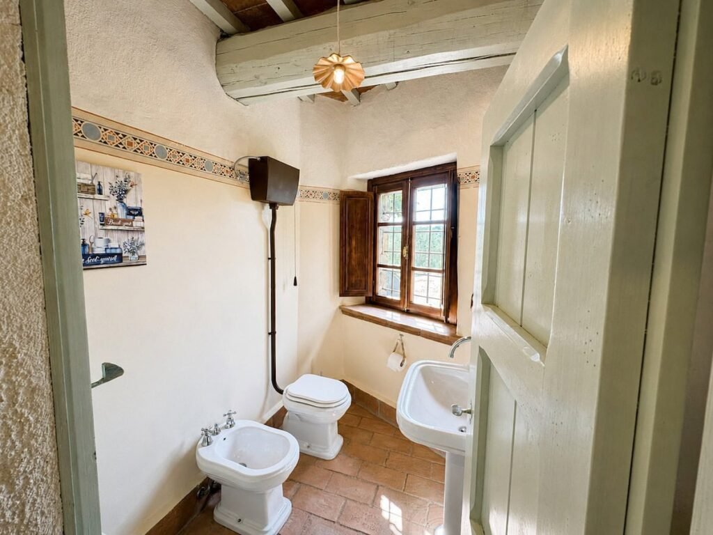 Bagno con bidet e finestra nell'appartamento Il ponente, Borgo Braila, Umbria