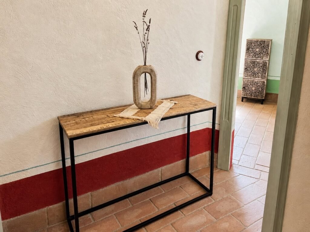 Dettaglio della consolle nell'appartamento Il ponente, Borgo Braila, Umbria