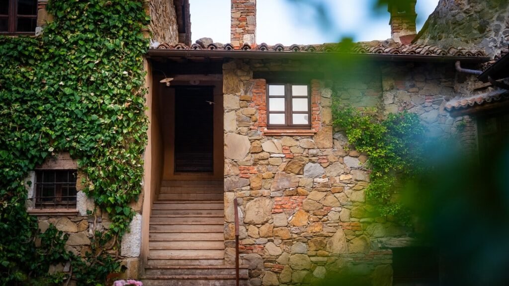 Facciata in pietra del borgo medievale nell'appartamento Il ponente, Borgo Braila, Umbria