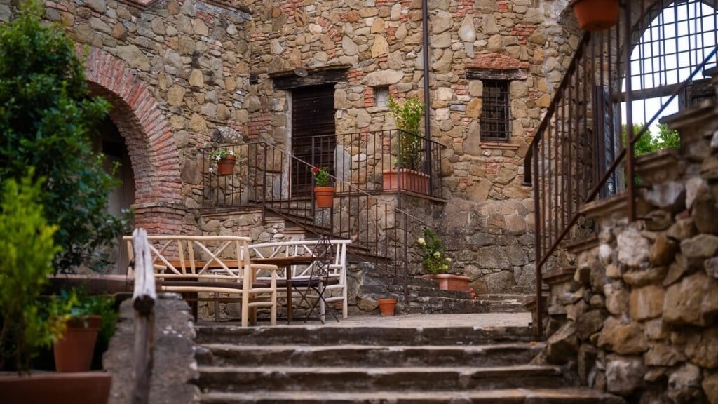 Arco in pietra con tavolo nel cortile nell'appartamento Il ponente, Borgo Braila, Umbria
