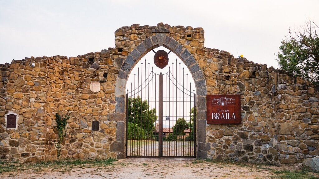 Portale in pietra di Borgo Braila nell'appartamento Il ponente, Borgo Braila, Umbria