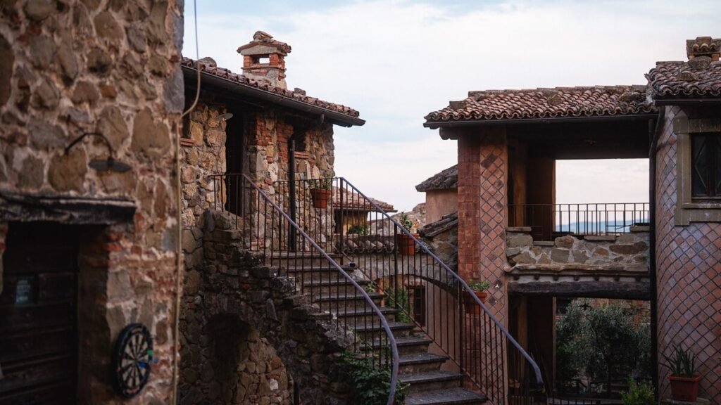 Case del borgo e gradini in pietra nell'appartamento Il ponente, Borgo Braila, Umbria