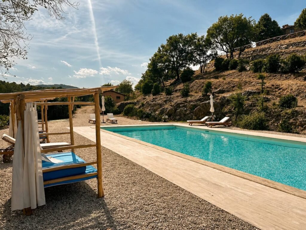 Piscina panoramica affacciata sulle colline umbre nell'appartamento Il ponente, Borgo Braila, Umbria