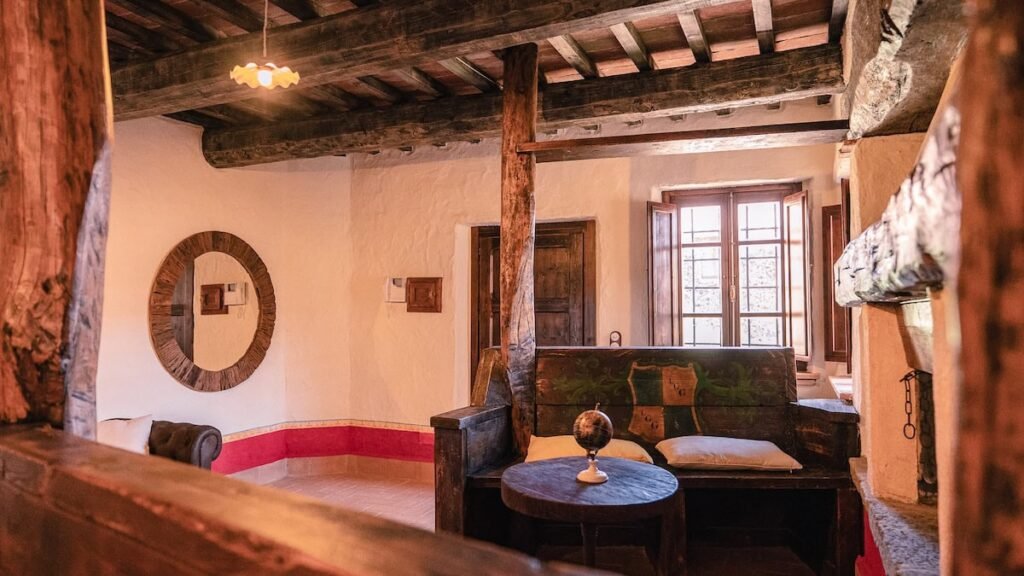 Soggiorno con specchio rotondo e divano nell'appartamento Il cardinale, Borgo Braila, Umbria