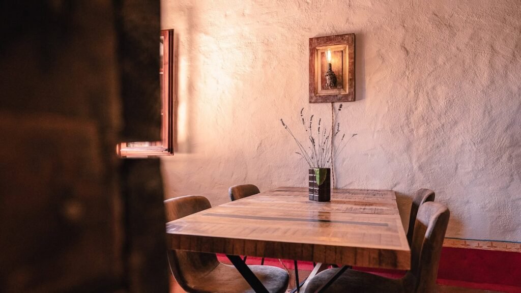 Angolo pranzo con tavolo in legno nell'appartamento Il cardinale, Borgo Braila, Umbria