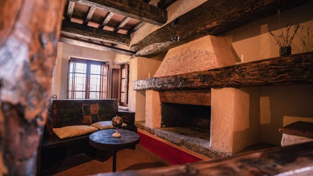 Soggiorno con tavolo da pranzo nell'appartamento Il cardinale, Borgo Braila, Umbria