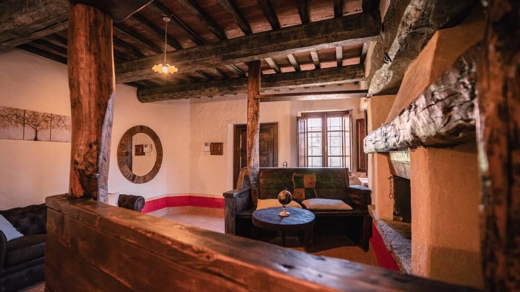 Soggiorno con credenza in legno nell'appartamento Il cardinale, Borgo Braila, Umbria