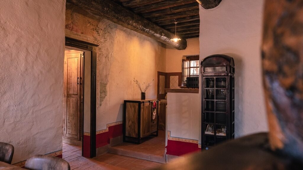 Corridoio con divano e cuscini nell'appartamento Il cardinale, Borgo Braila, Umbria