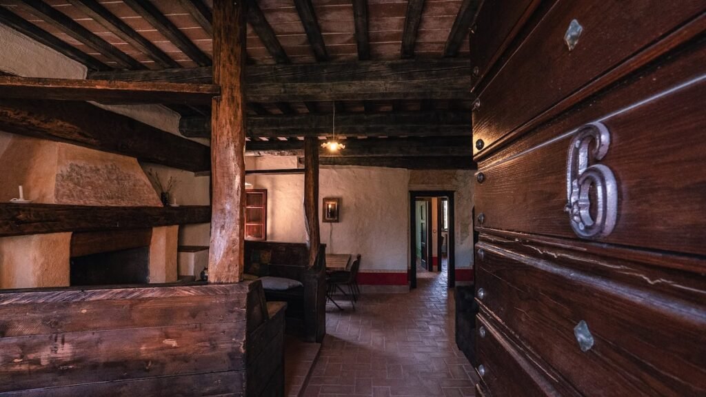 Dettaglio dei mobili in legno scuro nell'appartamento Il cardinale, Borgo Braila, Umbria