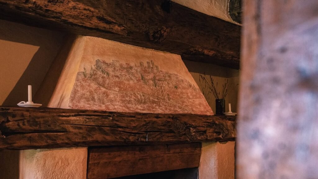 Dettaglio di trave dipinta e cuscino nell'appartamento Il cardinale, Borgo Braila, Umbria