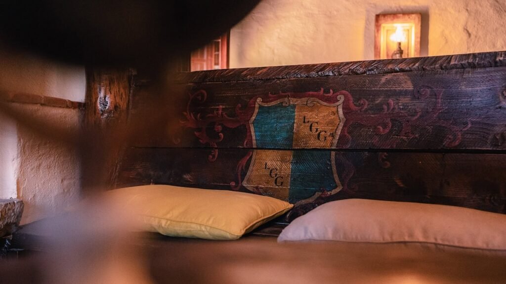 Zona giorno con travi a vista scure nell'appartamento Il cardinale, Borgo Braila, Umbria