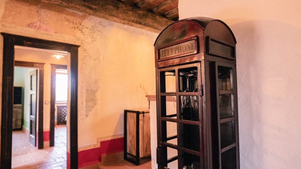 Corridoio con vano porta nell'appartamento Il cardinale, Borgo Braila, Umbria