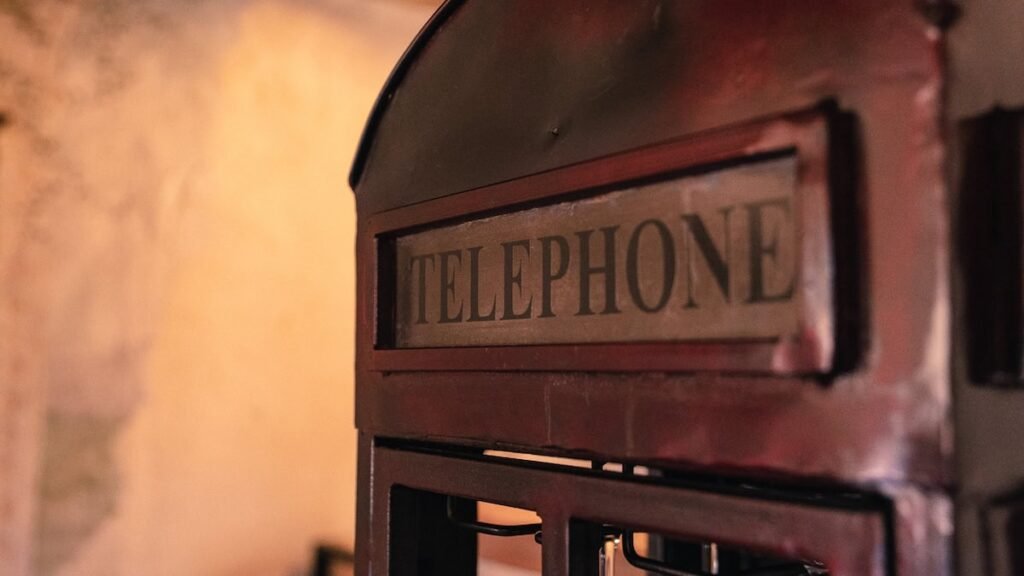 Dettaglio dell'insegna del telefono vintage nell'appartamento Il cardinale, Borgo Braila, Umbria