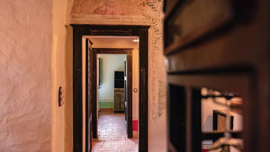 Vano porta che attraversa l'appartamento nell'appartamento Il cardinale, Borgo Braila, Umbria