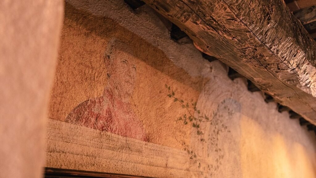 Dettaglio dell'affresco murale dipinto a mano nell'appartamento Il cardinale, Borgo Braila, Umbria