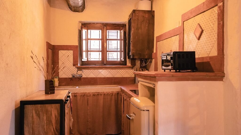 Piano cucina con finestra nell'appartamento Il cardinale, Borgo Braila, Umbria