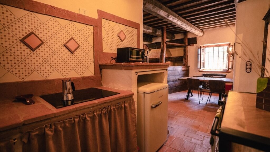 Lavello della cucina e finestra nell'appartamento Il cardinale, Borgo Braila, Umbria