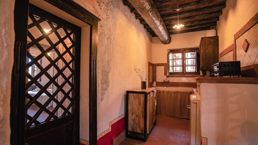 Cucina con mobile a grata nell'appartamento Il cardinale, Borgo Braila, Umbria