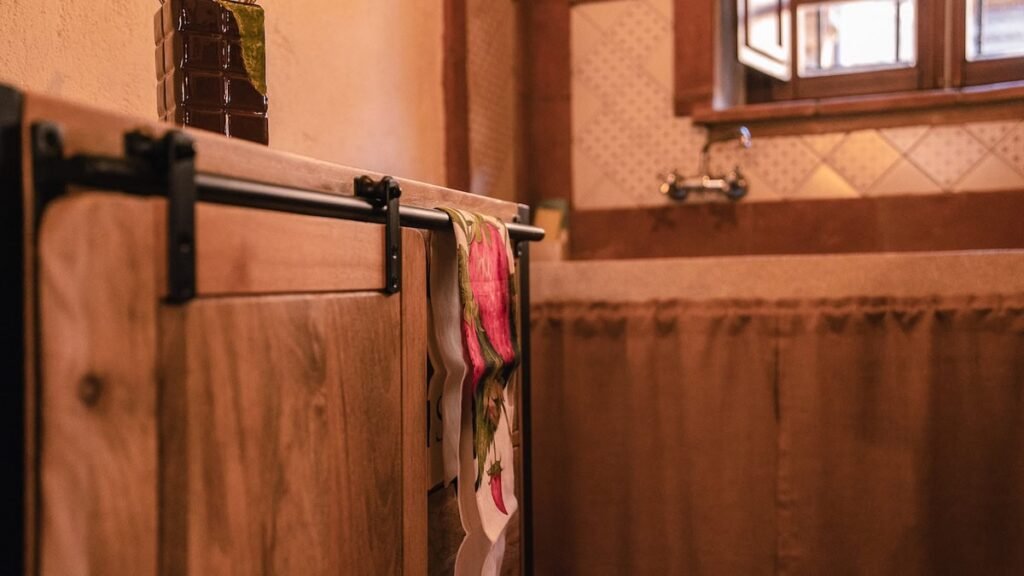 Bagno con tenda e asciugamano nell'appartamento Il cardinale, Borgo Braila, Umbria