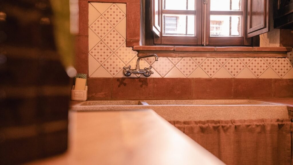 Bagno con vasca e finestra nell'appartamento Il cardinale, Borgo Braila, Umbria