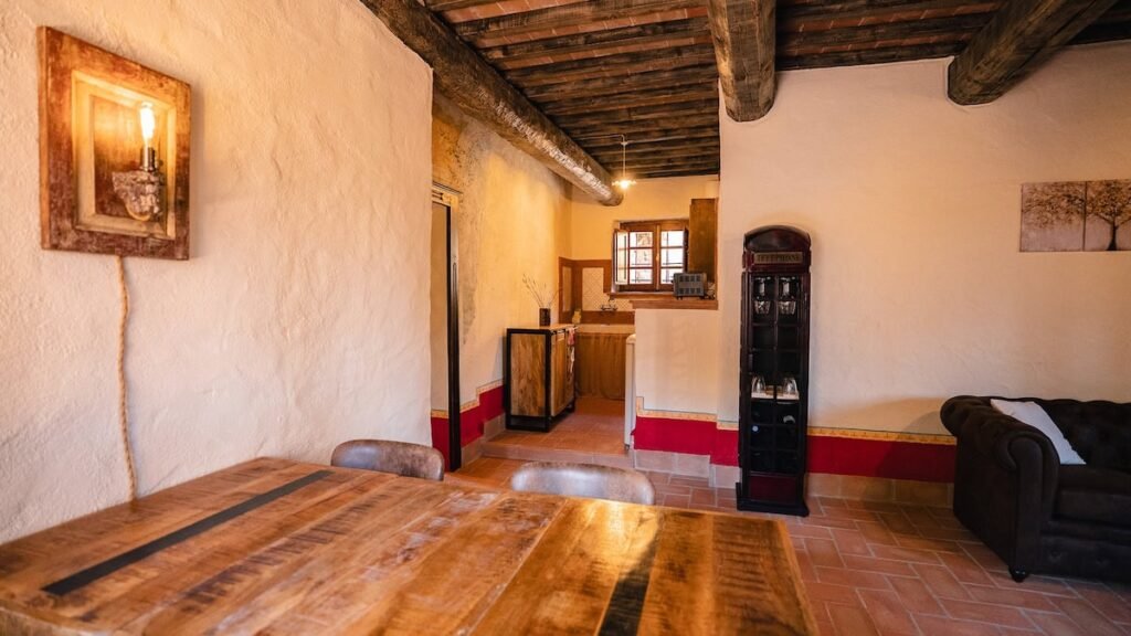 Zona giorno e pranzo con pavimento in legno nell'appartamento Il cardinale, Borgo Braila, Umbria