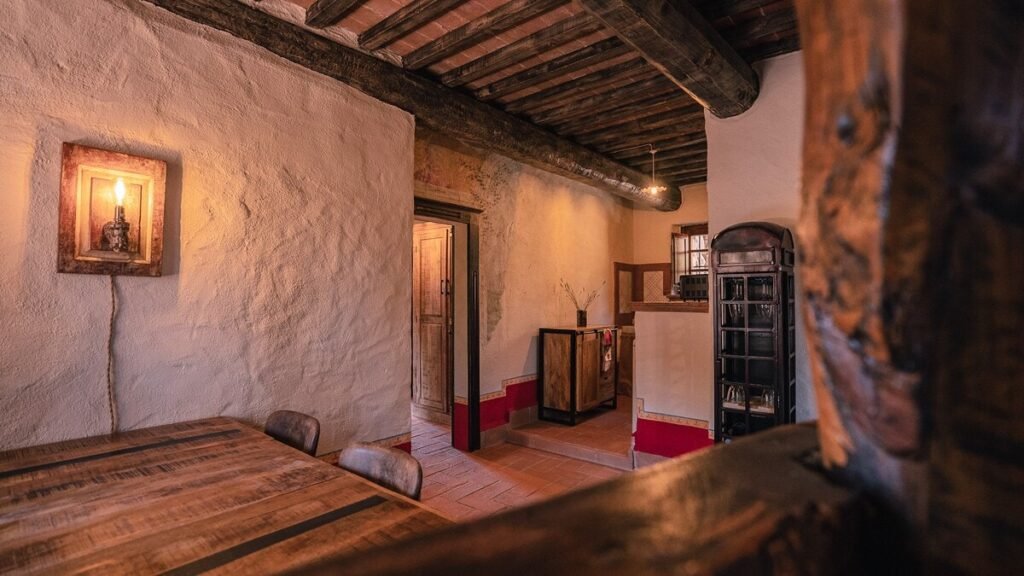 Zona pranzo con tavolo in legno nell'appartamento Il cardinale, Borgo Braila, Umbria