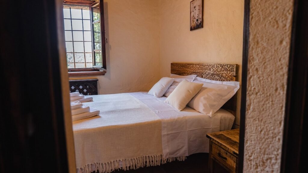 Camera da letto con letto matrimoniale nell'appartamento Il cardinale, Borgo Braila, Umbria