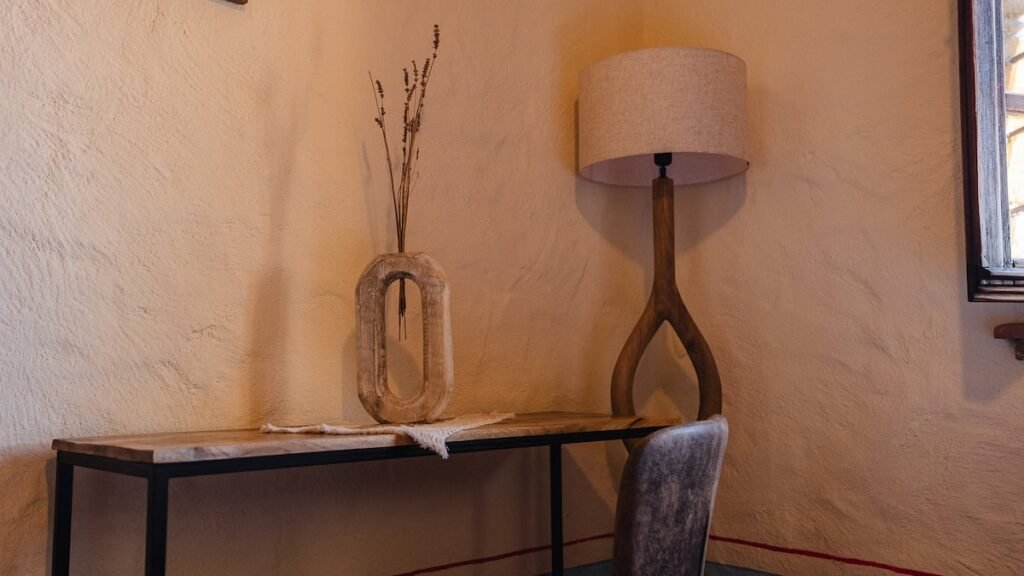 Dettaglio della consolle con lampada nell'appartamento Il cardinale, Borgo Braila, Umbria