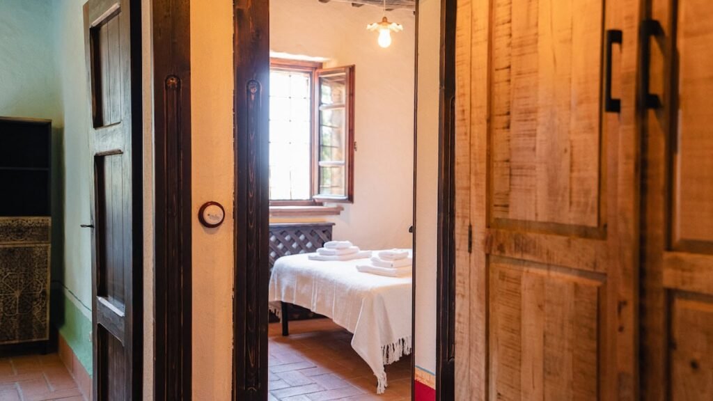 Camera da letto con vano porta nell'appartamento Il cardinale, Borgo Braila, Umbria