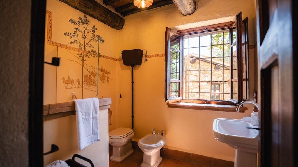 Bagno con WC e finestra nell'appartamento Il cardinale, Borgo Braila, Umbria