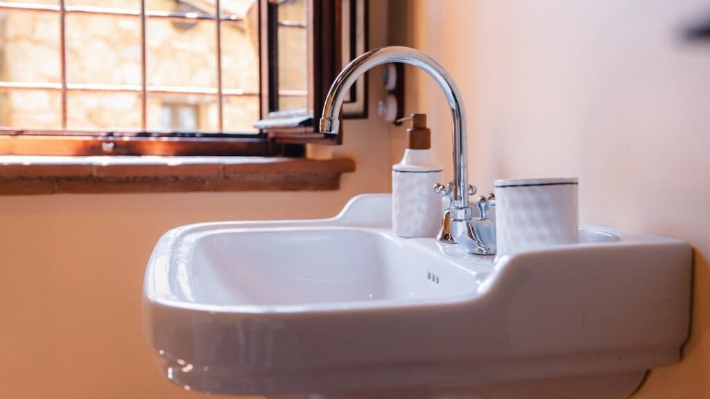 Bagno con lavabo a colonna nell'appartamento Il cardinale, Borgo Braila, Umbria