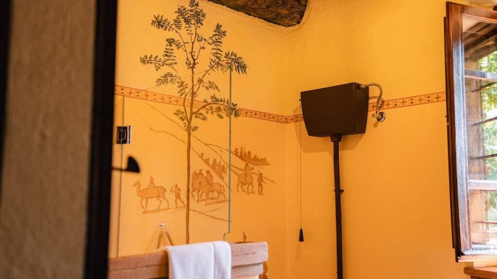 Bagno con parete dipinta a mano nell'appartamento Il cardinale, Borgo Braila, Umbria