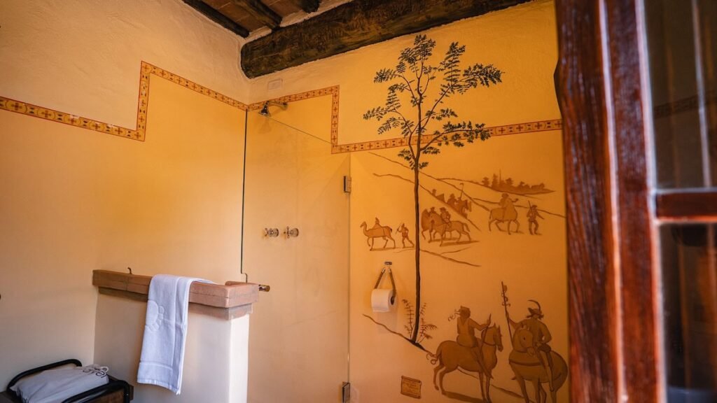 Bagno con parete botanica dipinta nell'appartamento Il cardinale, Borgo Braila, Umbria