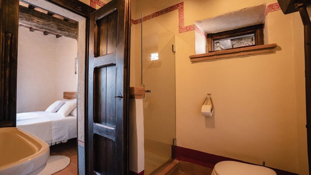 Dettaglio del lavabo del bagno nell'appartamento Il cardinale, Borgo Braila, Umbria