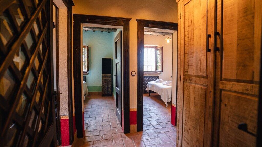 Corridoio con porta a grata nell'appartamento Il cardinale, Borgo Braila, Umbria