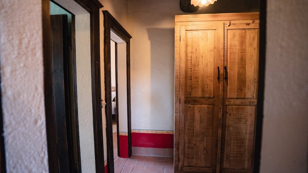 Corridoio con porte in legno nell'appartamento Il cardinale, Borgo Braila, Umbria