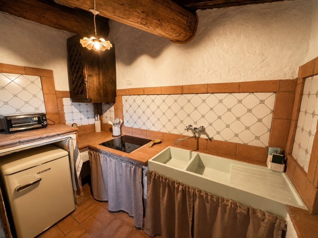 Cucina completamente attrezzata nell'appartamento Il belvedere a Borgo Braila