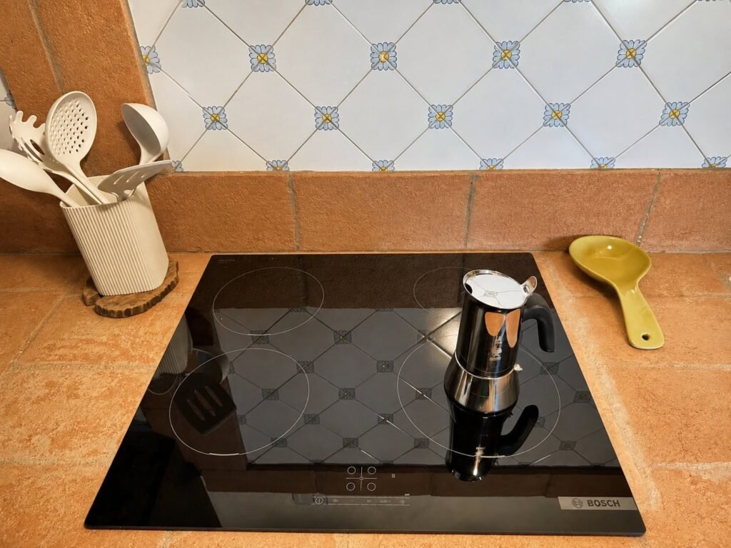 Cucina completamente attrezzata nell'appartamento Il belvedere a Borgo Braila